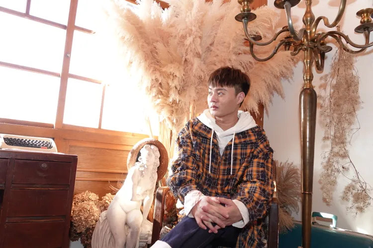 闖蕩歌壇多年的他，不急著招感情的桃花，而是拜月老祈求觀眾人緣。陳德興攝 
場地提供：花日紙
