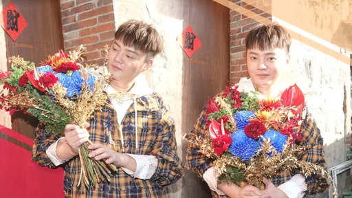 許富凱犯太歲買花迎新春 被曬到脫皮肖想「先有後婚」