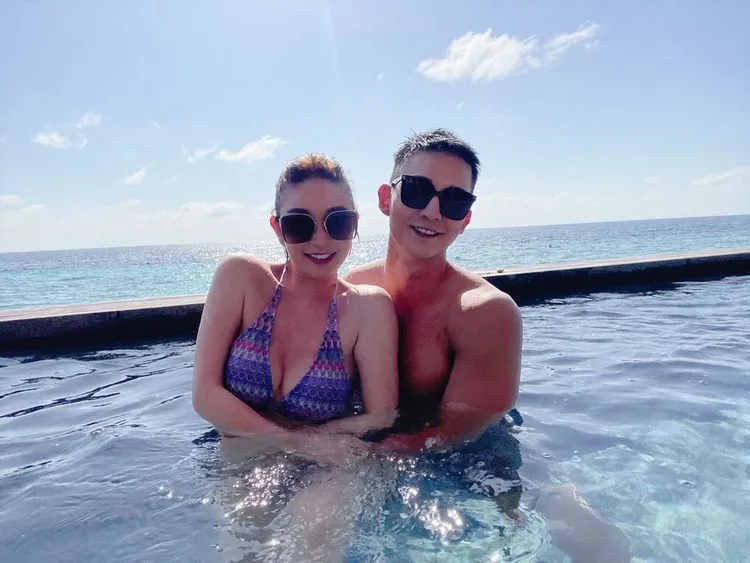 許維恩（左）和王家梁去年9月到馬爾地夫旅遊，今天被狂問是否馬爾地夫寶寶。維恩原創提供