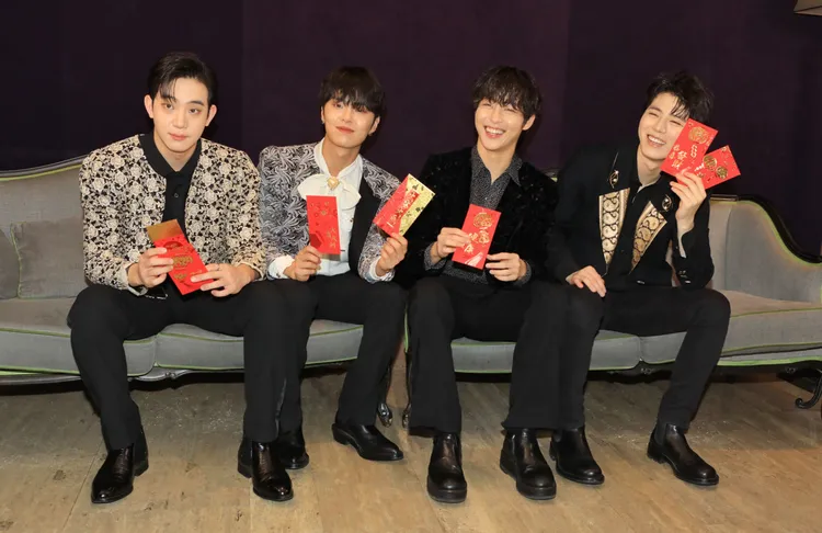 「The Rose」由鍵盤手朴洮儁（洮儁音同桃俊，左起）、鼓手李河寯（寯音同俊）、隊長金佑星、貝斯手李載炯組成。莊宗達攝