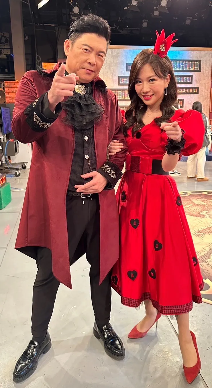 東森綜合大年初一特別節目《全民星攻略 鴻兔大展》－節目主持人曾國城(左)、蔡尚樺喜氣洋洋營新春。東森提供