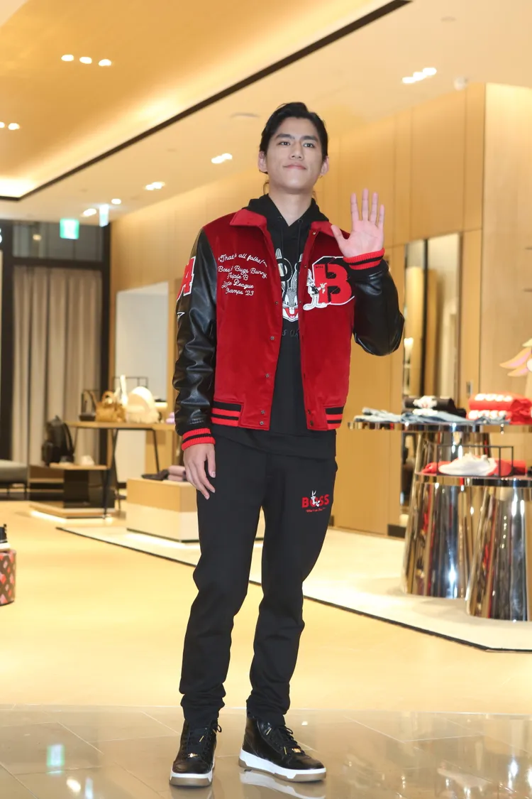 生肖屬兔的朱軒洋，穿上以經典動畫《Looney Tunes》為主題所打造農曆新年聯名系列服飾，看來頗為喜氣。張哲鳴攝