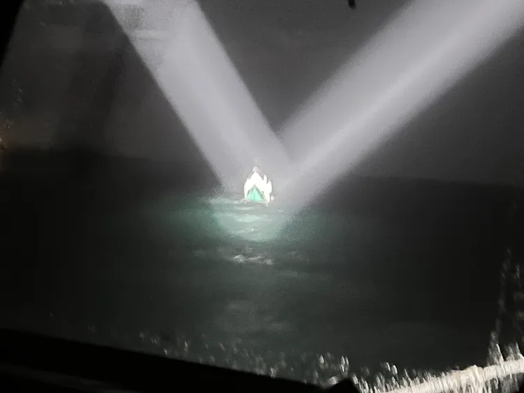 海洋之星8號被發現時只剩船頭浮在水面上。澎湖海巡隊提供