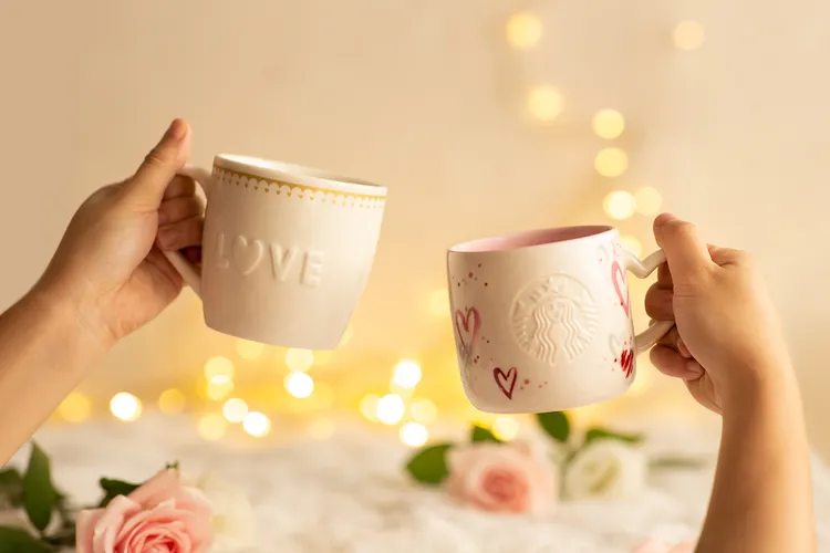 圖左為金色相戀馬克杯，售價520元、圖右為心心愛戀馬克杯，售價550元。業者提供