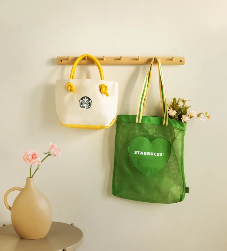 圖左為心心相繫扭結提袋，售價620元、圖右為心心相印網布提袋，售價550元。業者提供