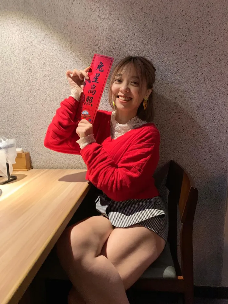 龍龍坐姿的照片引起熱議，網友都在看她的「蜜大腿」。臉書「龍龍的沒梗人生」