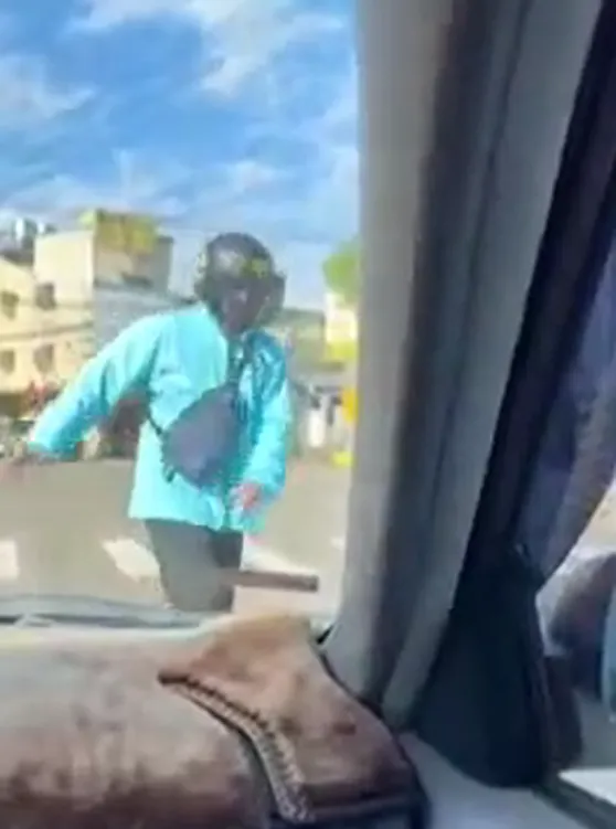 騎士停等紅燈時，突然下車案在車道上跳舞。翻攝臉書社團黑色豪門企業