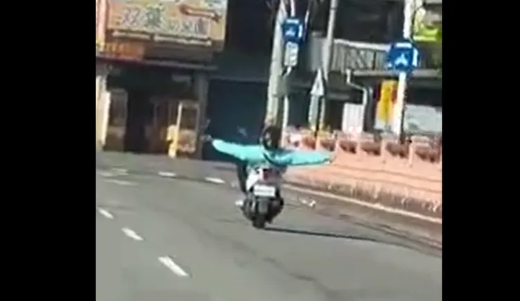 台中街頭驚見詭異騎士，竟然在騎車途中雙手往後仰，嚇壞行經民眾。翻攝臉書社團黑色豪門企業