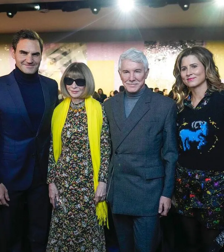 費德勒（左1）日前現身巴黎高訂秀場，左二為「時尚惡魔」安娜溫圖。翻攝rogerfederer IG