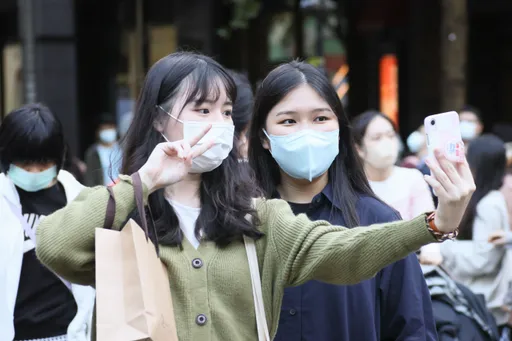 公衛大老：室內下月脫口罩、捷運公車等4月　指揮中心這樣說