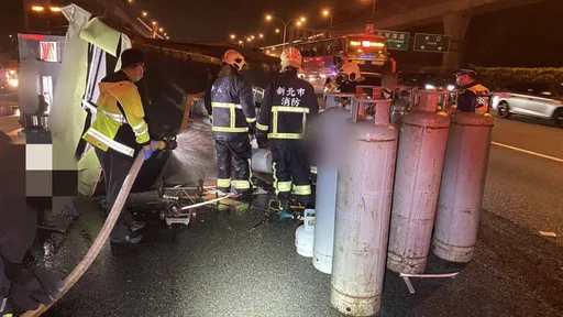 小貨車載瓦斯鋼瓶上國道　疑煞車失控翻覆鋼瓶滾滿地