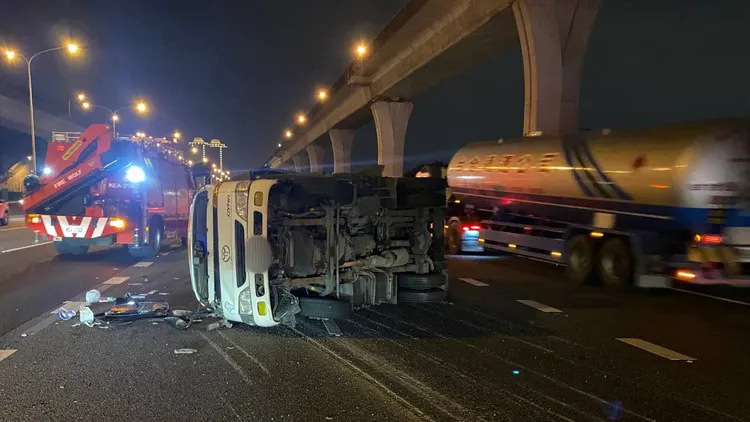 小貨車失控翻覆在內側2輔助車道上。國道警察局提供