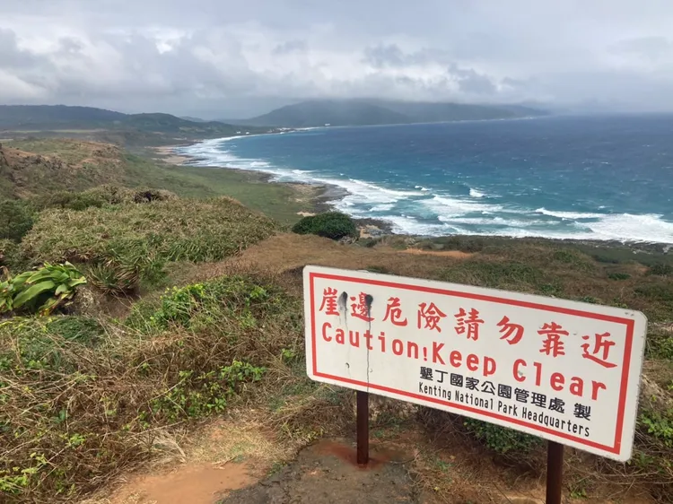 草原懸崖邊風強，民眾常被吹的站不穩，崖邊告示牌也不少。陳宏銘攝