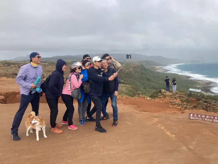 遊客到龍磐海邊，拍照留念是必要的。陳宏銘攝
