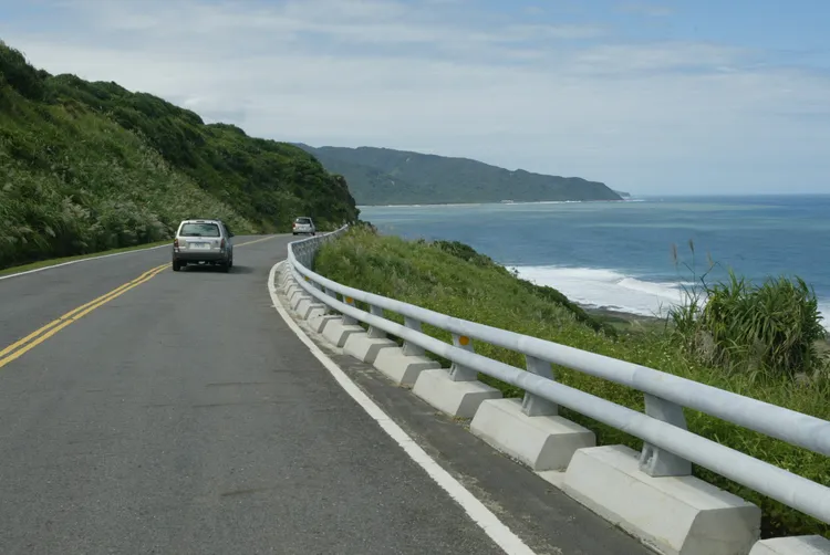 行駛在龍磐草原周遭公路，一路的山海交錯美景，非常愜意。陳宏銘攝