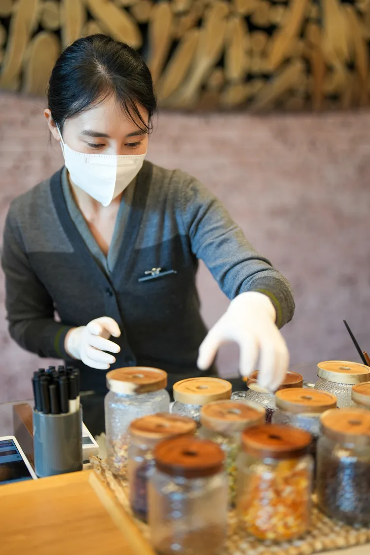 選擇好喜歡的花果茶素材後，由專人調配比例並封罐。田欣雲攝