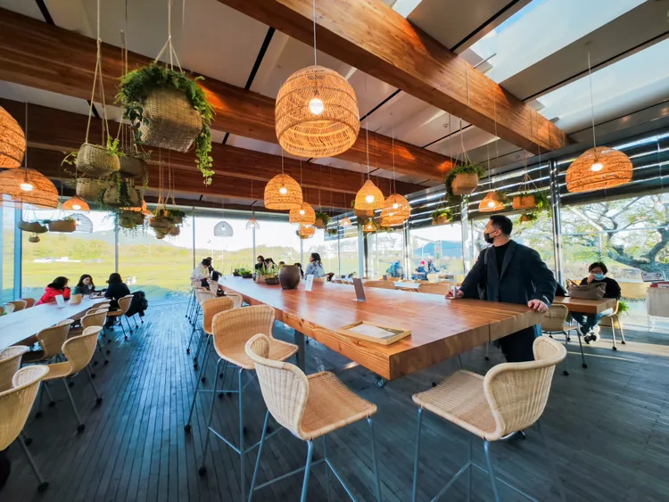 悅詩風吟濟州館裡提供休憩空間，可在裡頭喝下午茶、吃甜點，欣賞茶園景致。田欣雲攝