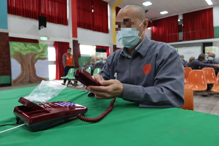 受刑人掛上電話落下男兒淚。獄方提供