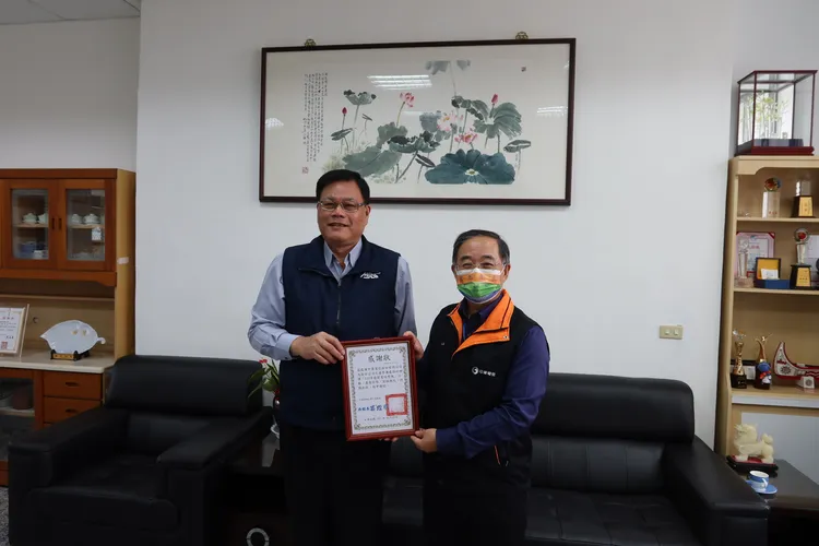 花蓮監獄典獄長葛煌明頒狀感謝中華電信花蓮營運處副總經理陳鼎城。獄方提供