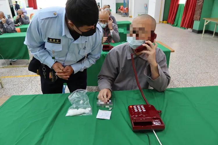 受刑人電話懇親。獄方提供