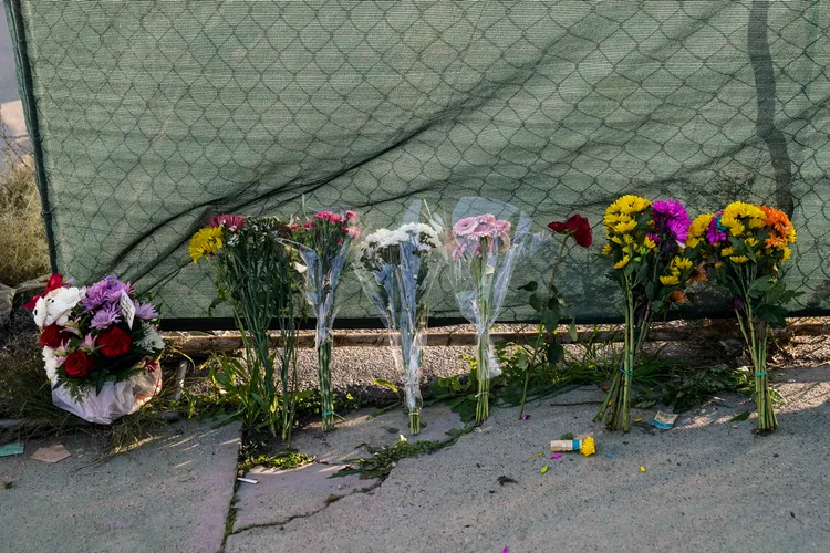 槍擊案現場民眾獻花悼念。美聯社