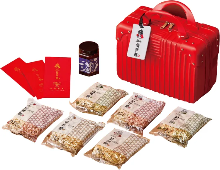 金拌麵行李箱年節拌麵6入組禮盒，特價999元。業者提供