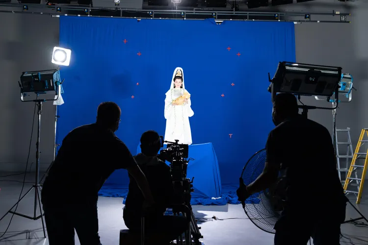 藍心湄（中）頂著近5公斤的假髮實心頭飾，站在高台上維持儀態拍攝了2個多小時。公視、禾豐製作提供