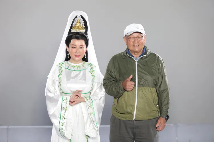 李岳峰導演（右）再度邀約客串，藍心湄一口應允，笑稱導演敢找我就敢演！公視、禾豐製作提供