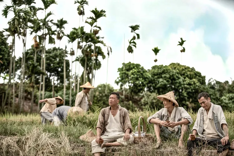 陳博正（右二）打赤腳特別演出佃農，與同為佃農的游安順（中）有精彩對手戲。公視、禾豐製作提供
