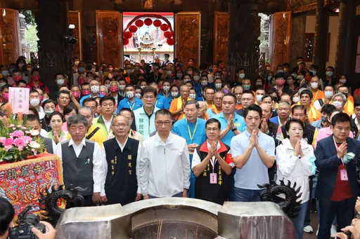 初一拜廟集好運!台北慈祐宮領福袋 省城隍廟拿發財金