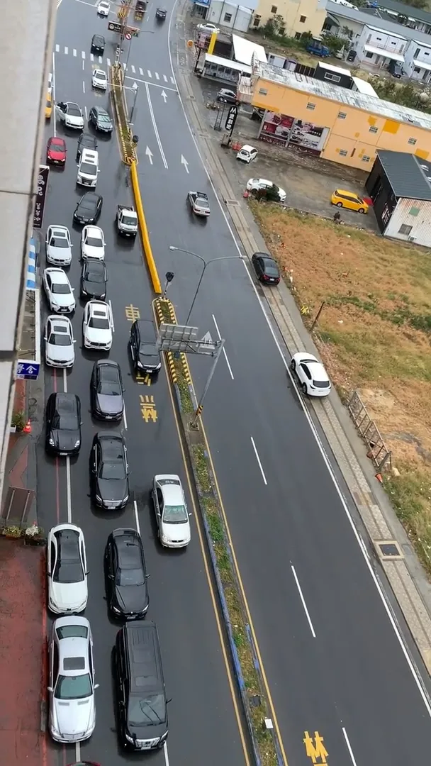 恆春小杜包子聲名遠播，但併排車龍常造成交通亂象。翻攝「恆春半島公共事務討論社團」