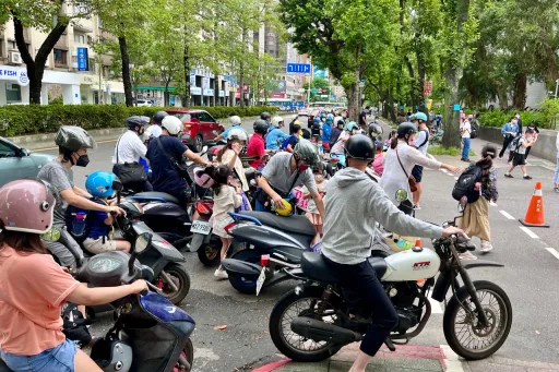 高齡族過馬路、騎車事故多 國泰產提五招趨吉避凶