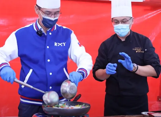 朱立倫平時說自己是總教練，現在也化身總鋪師下廚。朱立倫辦公室提供