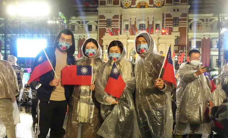 儘管天空飄著毛毛細雨，還是有民眾到總統府前迎接曙光。莊宗達攝