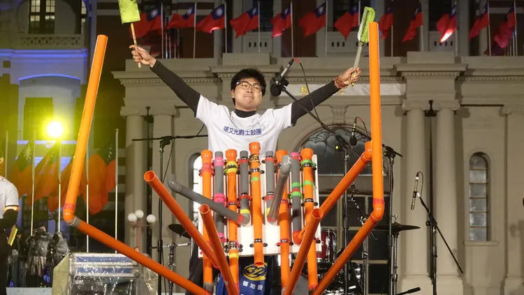 張文光創辦打擊樂團，帶來「韌力台灣擊打秀」。莊宗達攝