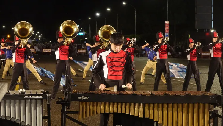 建中樂旗隊於總統府前表演。莊宗達攝