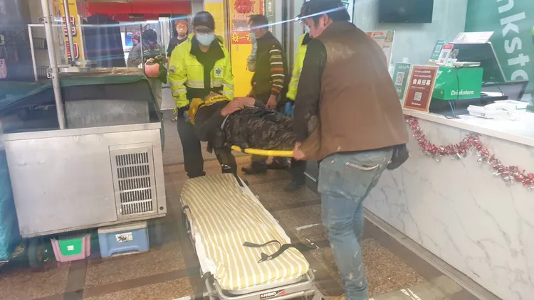 工人雙腳挫傷，意識清楚。戴之聖攝