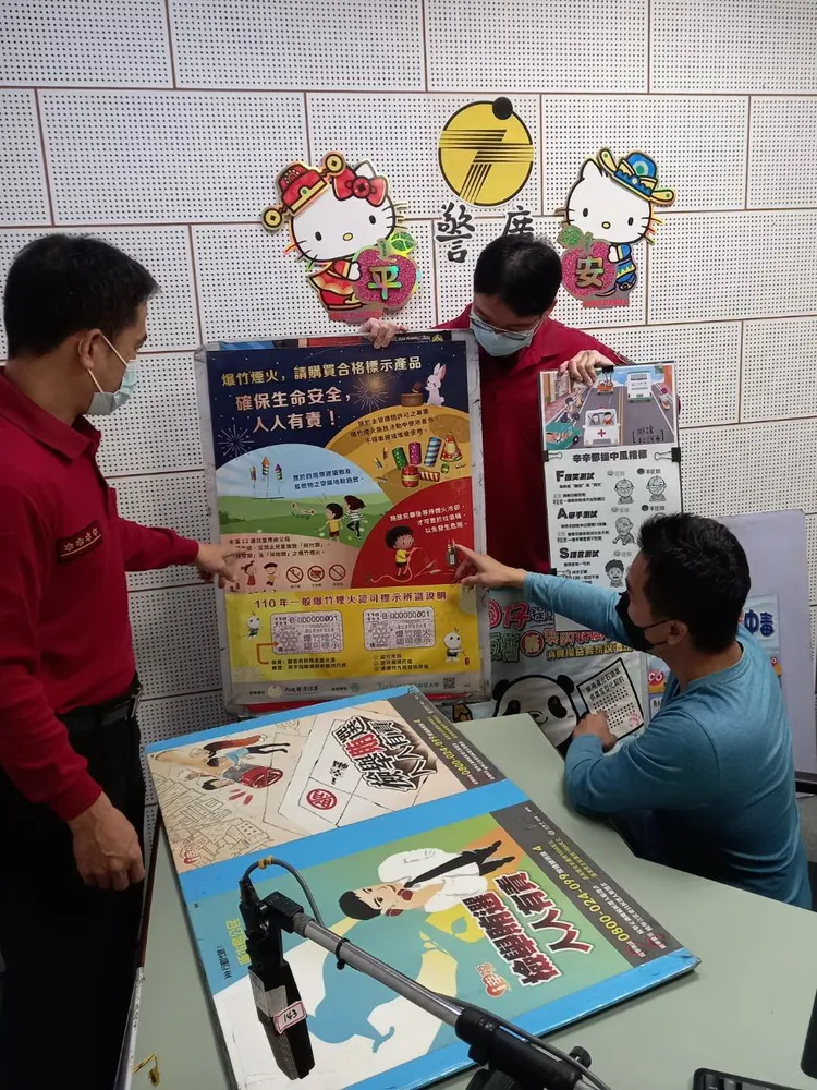 消防員上廣播節目放送消防知識。二大隊提供