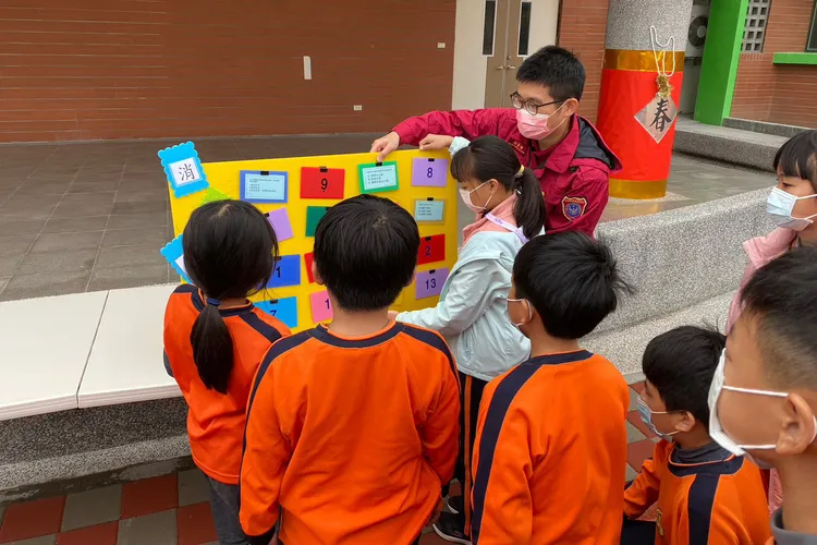 學童大玩消防賓果樂。警消提供