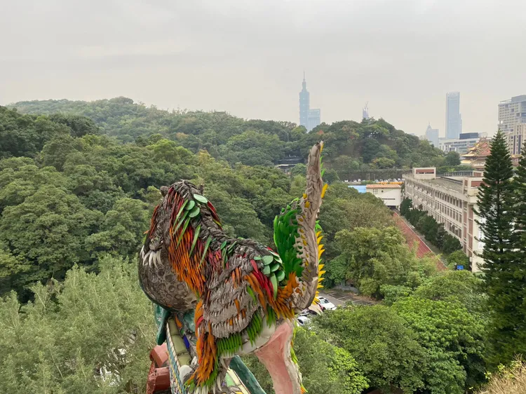 佇立2樓大殿陽台，居高臨下，可俯看台北101大樓。高鈞麟攝