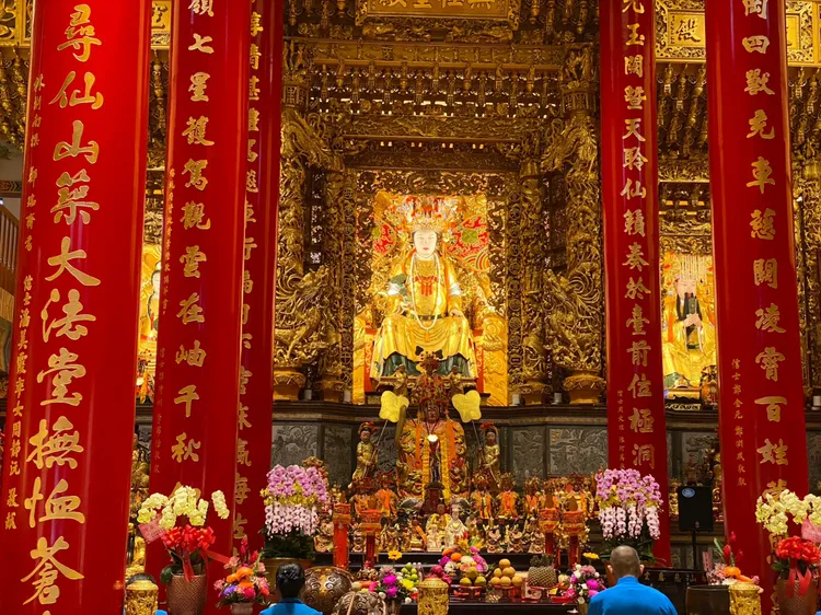 正殿支撐屋頂的「四點金柱」，上頭對聯以「瑤池金母」四字藏頭。高鈞麟攝