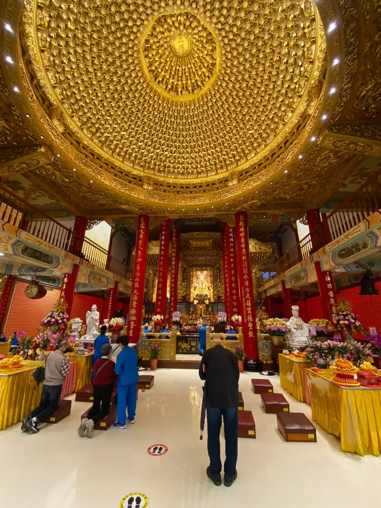 大殿正上方的圓形藻井，華麗壯觀。高鈞麟攝