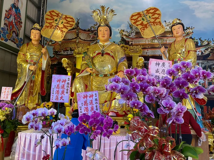 松山慈惠堂供奉無極瑤池大聖西王金母。高鈞麟攝