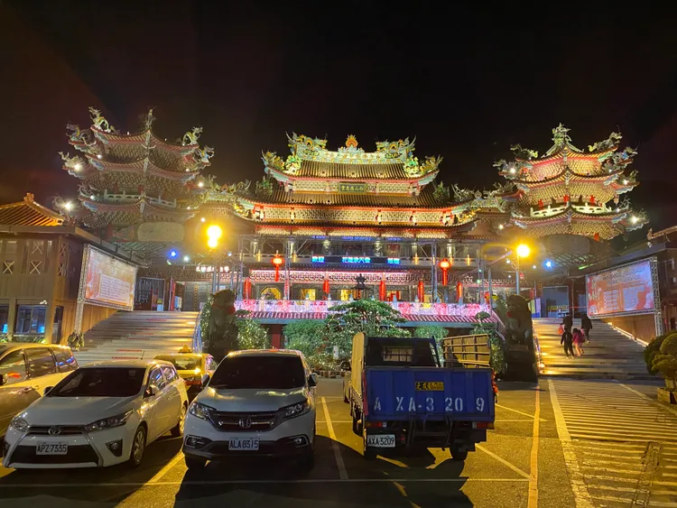 松山慈惠堂夜晚的景致別有一番風味。高鈞麟攝