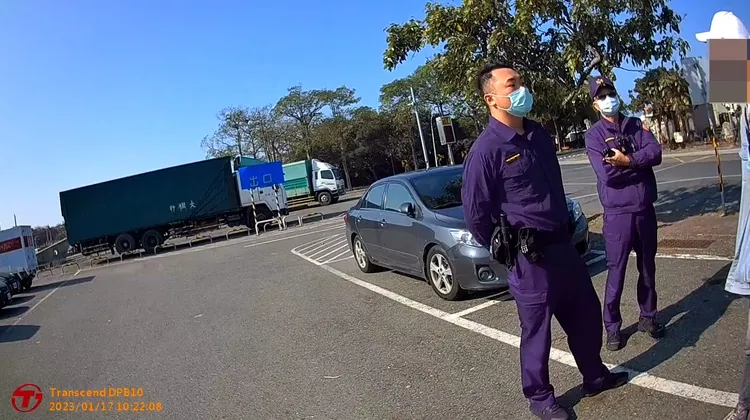 警方循線在停車場找到該輛轎車。警方提供