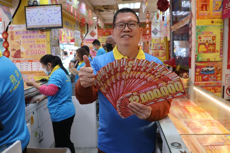老闆表示過年期間刮刮樂大熱賣，衝出好成績。彭欣偉攝
