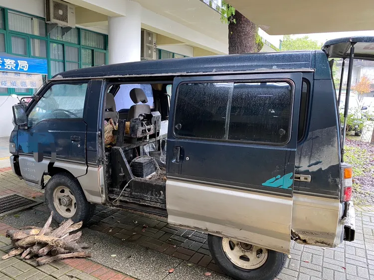吳男作案的廂型車，內部有明顯改裝。讀者提供