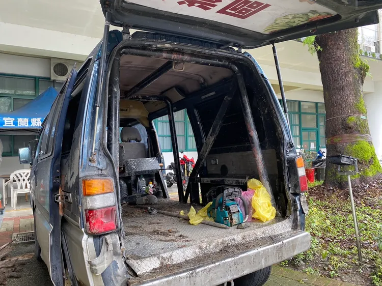 吳男作案的廂型車，內部有明顯改裝。讀者提供