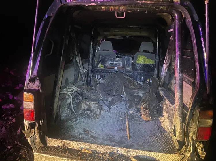 警方當場在吳男車內發現多支漂流木。讀者提供