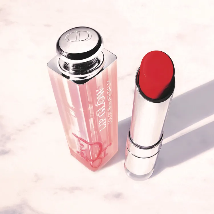 Dior以Jisoo的生日和她喜愛的草莓為靈感，打造癮誘粉漾潤唇膏#031草莓牛奶，呈現鮮嫩欲滴的草莓紅色調，1350元。品牌提供